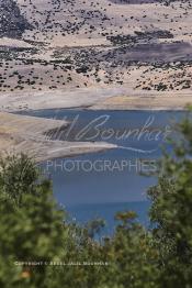 Image du Maroc Professionnelle de  Le barrage Oued El Makhazine, conçu pour le développement et  l'irrigation du périmètre du Loukkos. Ainsi les champs situés dans le triangle Ksar El Kébir, Larache, Moulay Bouselham profitent de cette infrastructure. Cette importante réalisation située sur El Oued Loukkos sert à la régularisation inter annuelle des débits tout en formant une protection contre les crues, au Jeudi 1er Septembre 2005 à cette datte le barrage dispose 309 Million de M3. (Photo / Abdeljalil Bounhar)